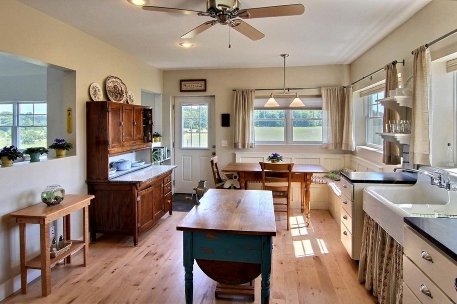 Интерьер окна на кухне в деревенском стиле