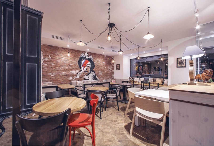 Интерьер маленькой кофейни в английском стиле