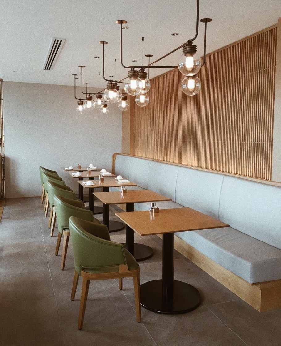 Интерьер маленького кафе столовой