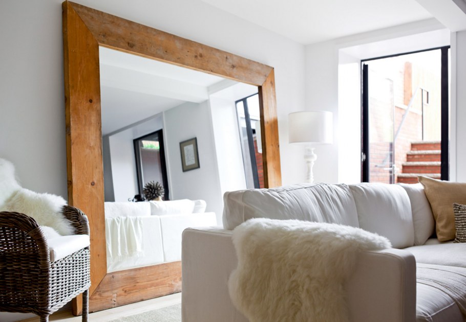 Большие зеркала в комнате