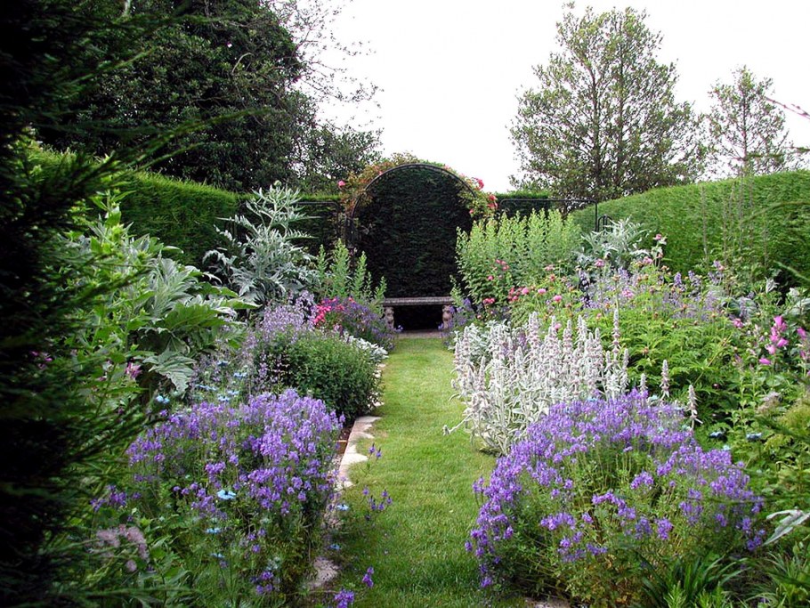 Миксбордер с можжевельником и барбарисом