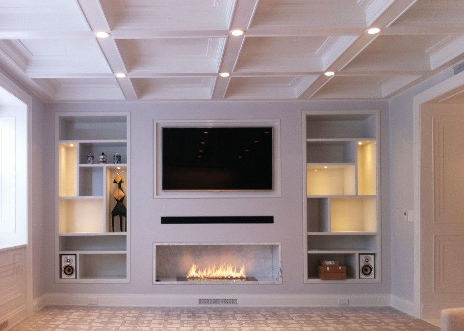 Короб из гипсокартона для телевизора и камина