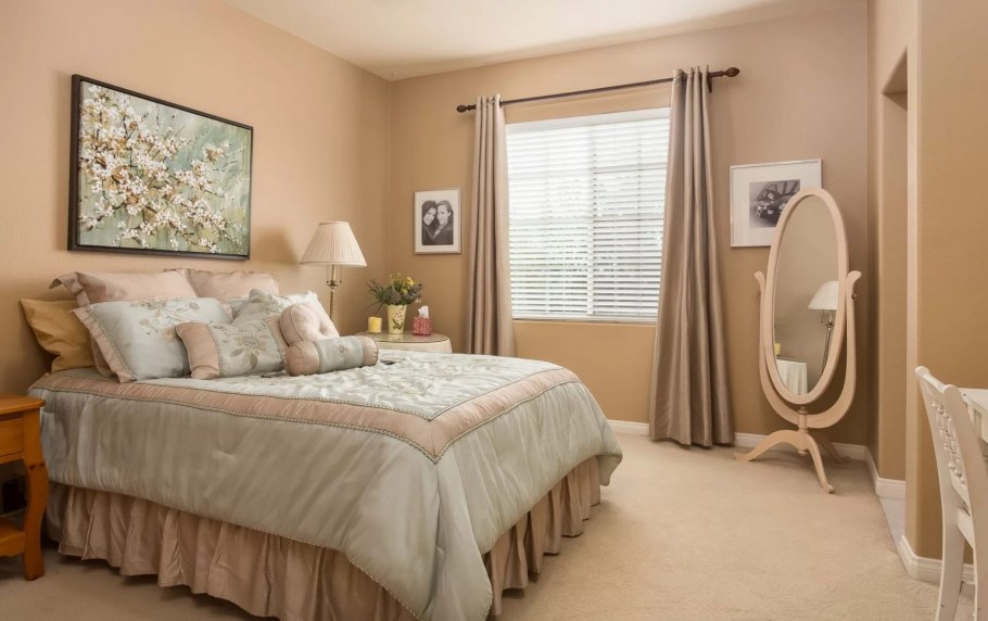 Спальня в песочных тонах