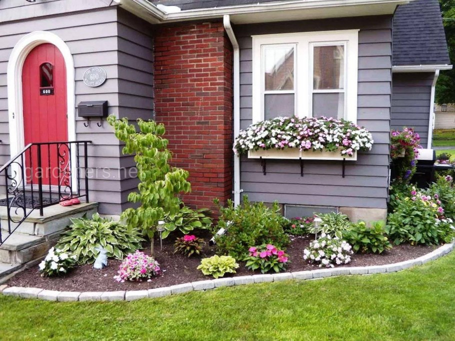 Клумба у крыльца