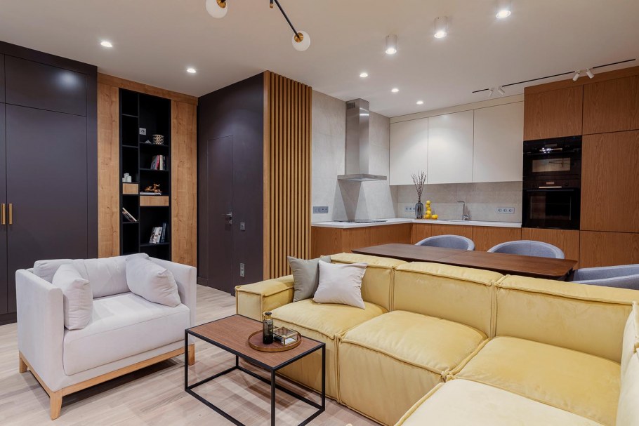 Желто белый интерьер квартиры студии