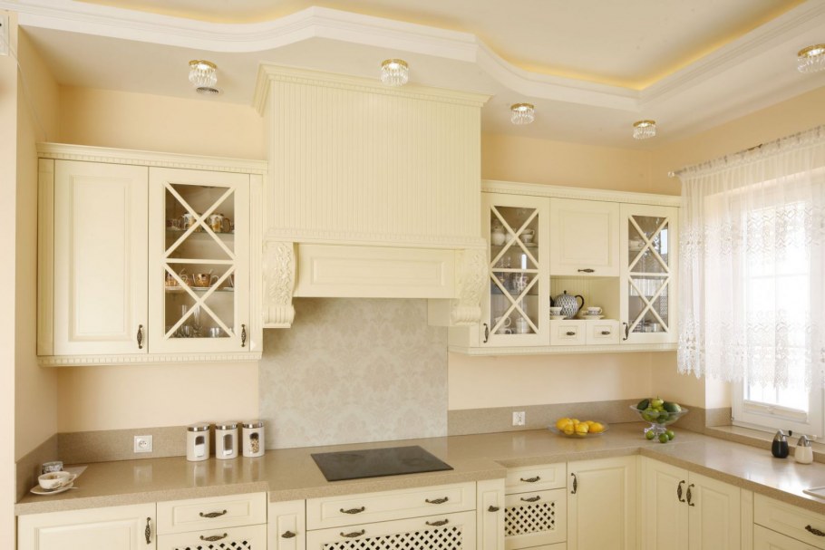 Кухня в серо розовом цвете