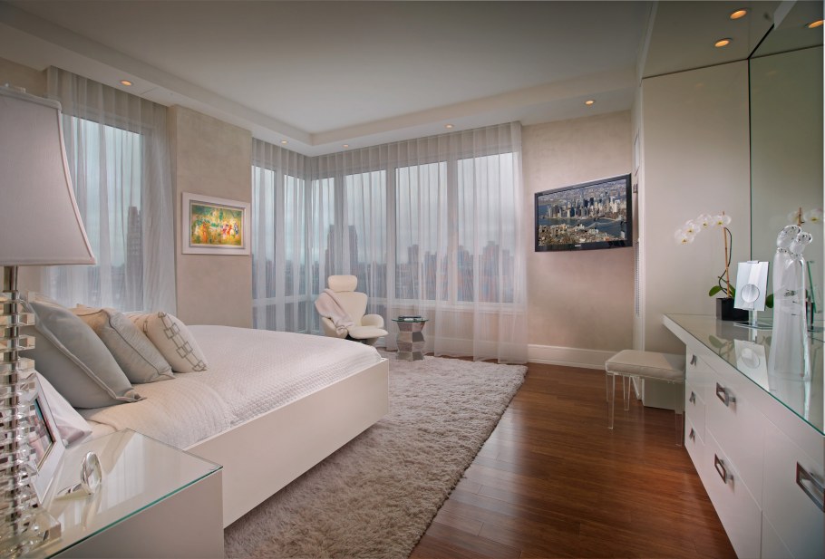 Просторная светлая спальня