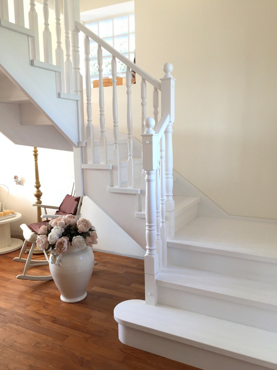 Белая деревянная лестница
