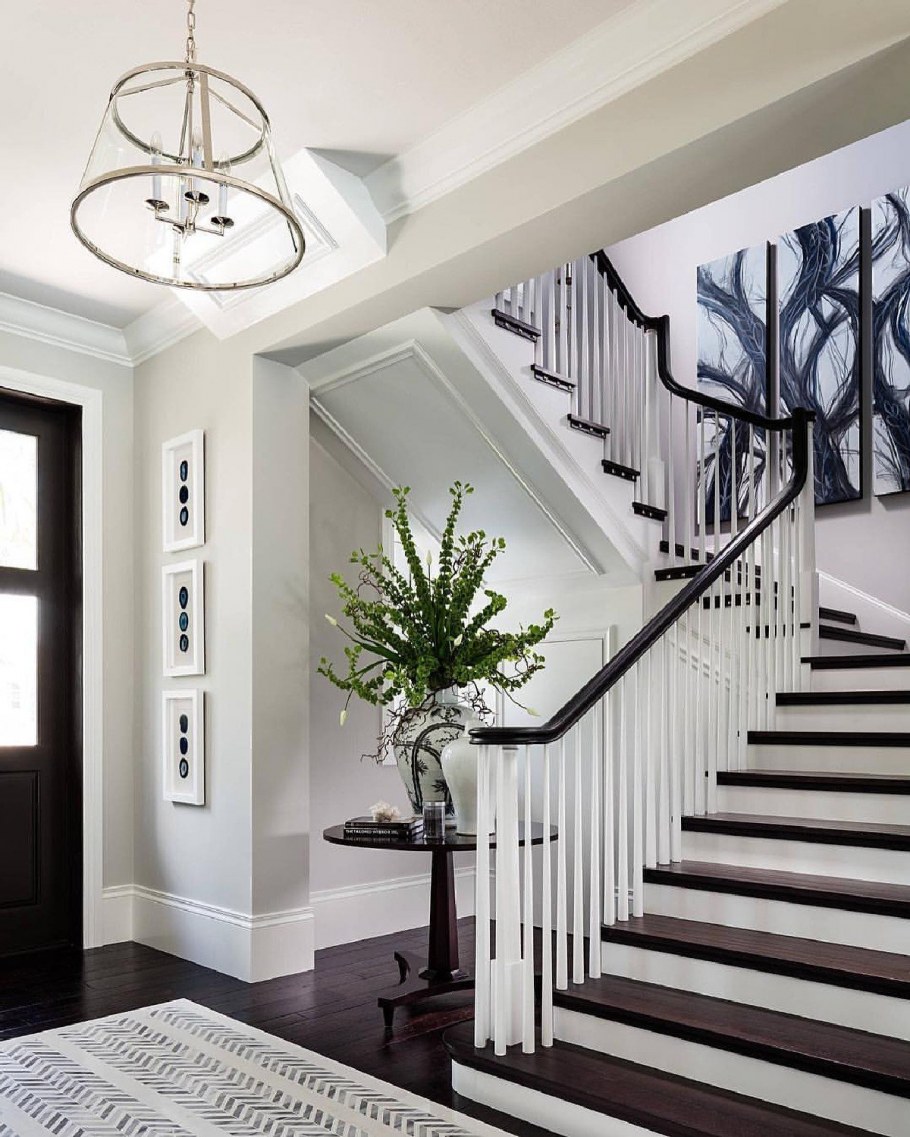 Лестница белая с деревом