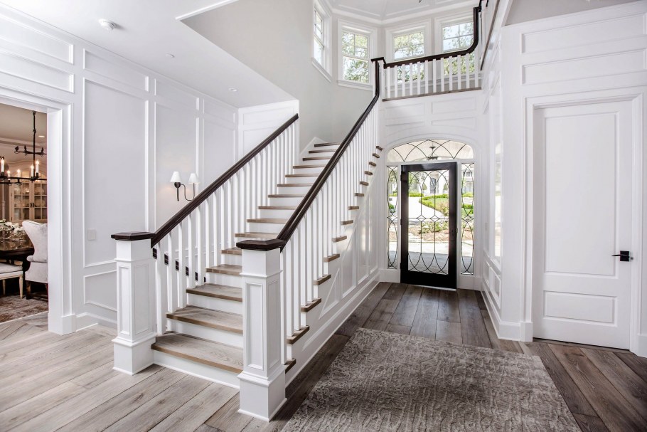 Интерьер холла с лестницей