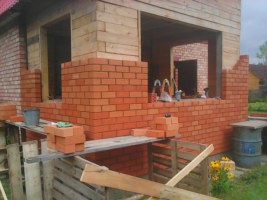 Угловая терраса к кирпичному дому