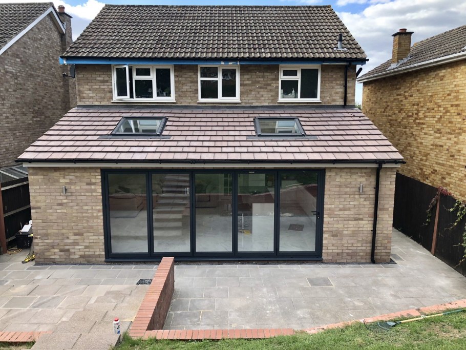 Веранда из алюминиевого профиля в частном доме