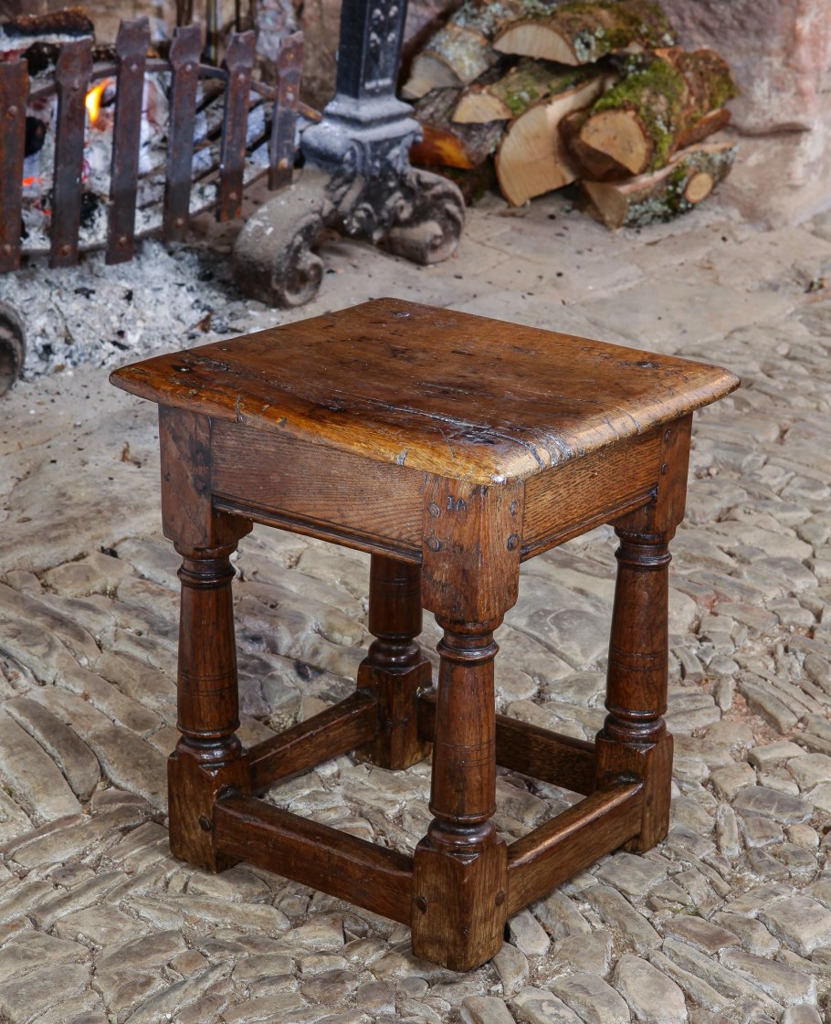 Старая табуретка