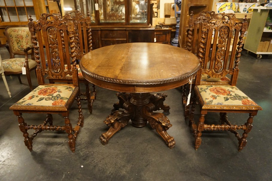 Стол в старинном стиле