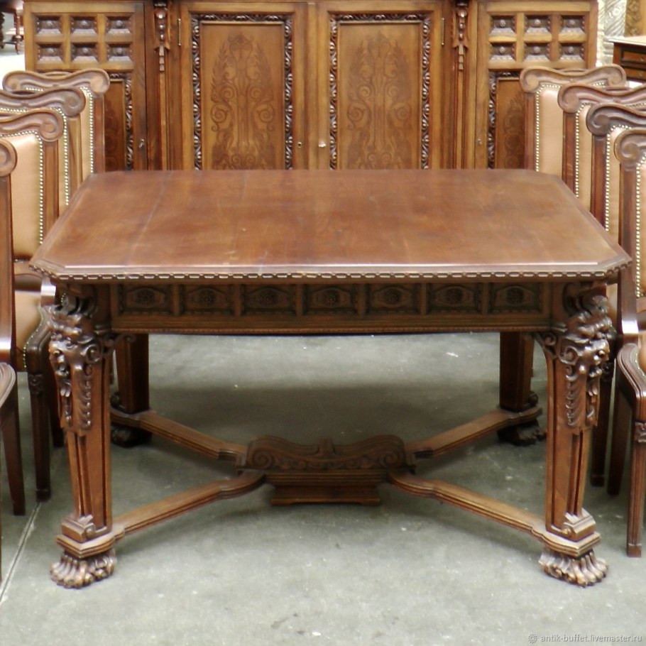 Стол в старинном стиле