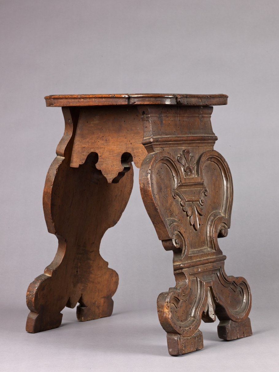 Стул табурет в стиле Ренессанс средневековья