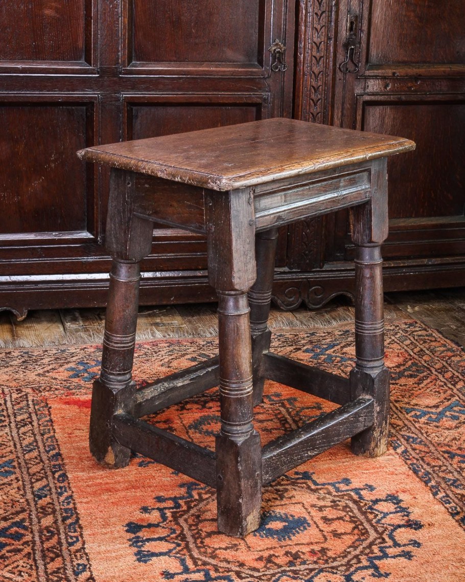 Средневековая табуретка