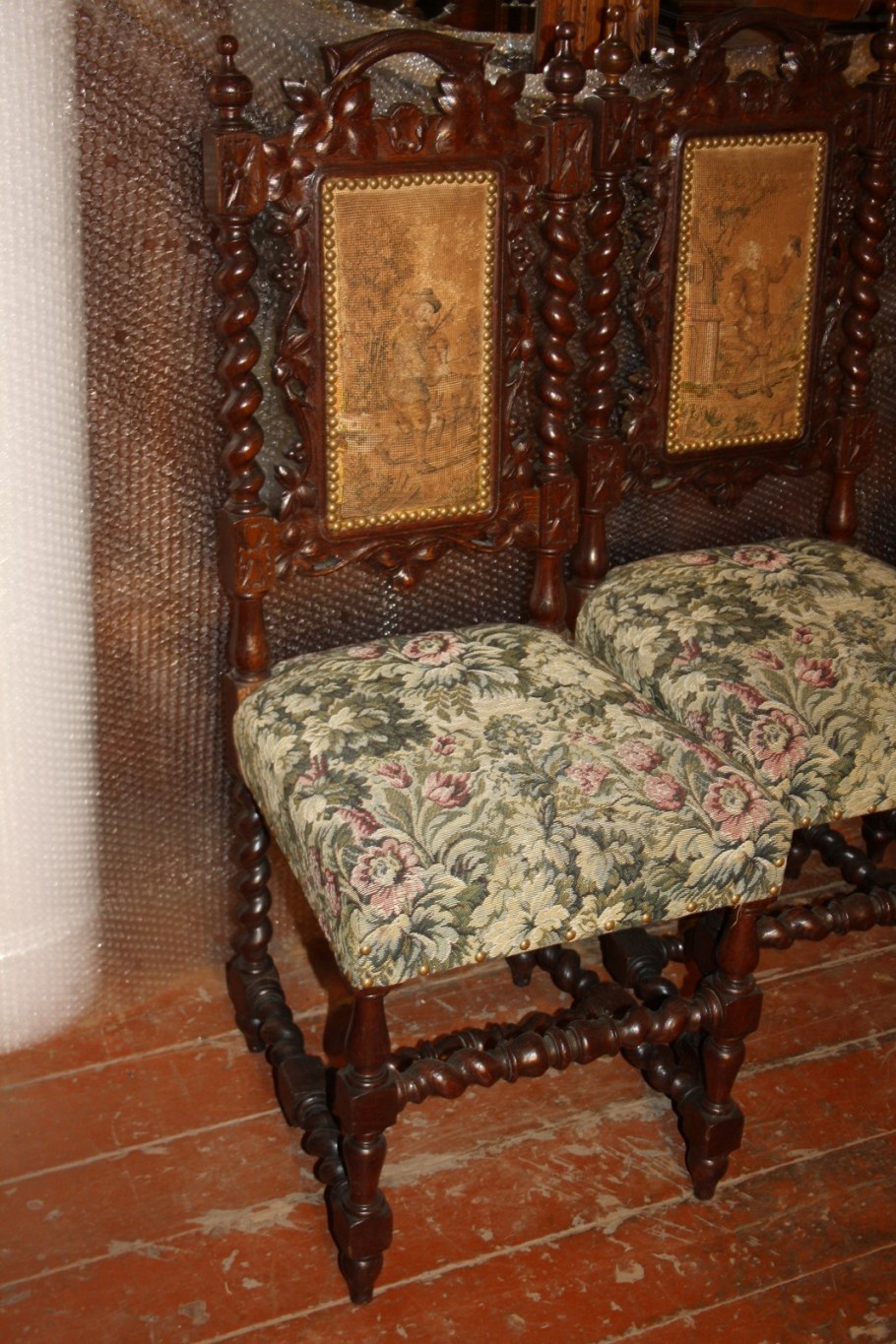 Старинные стулья из дерева