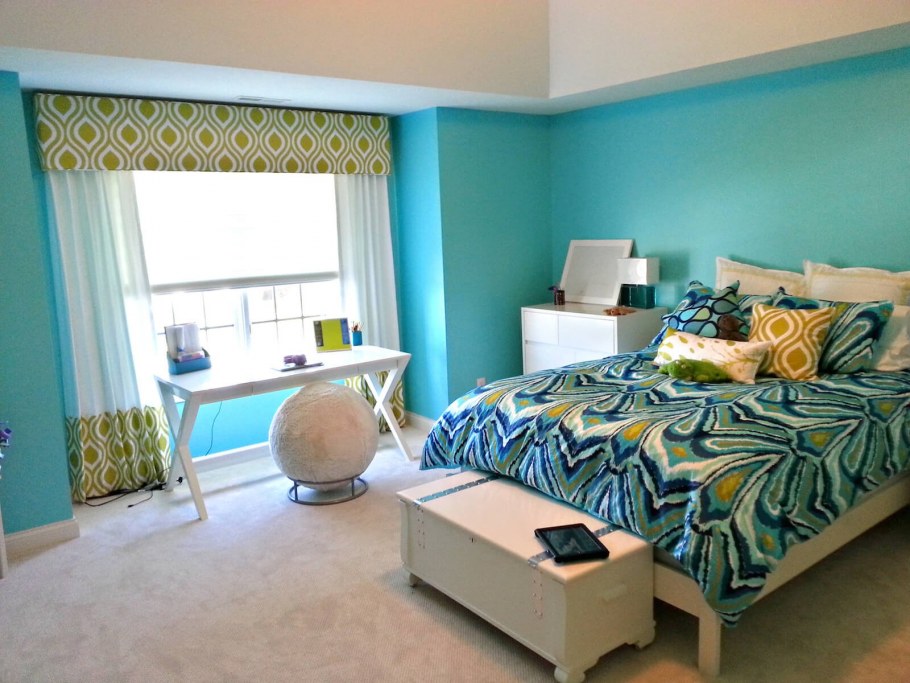 Спальня большая в ярких тонах дизайн