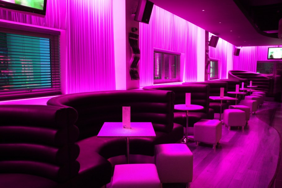Кафе с неоновой подсветкой