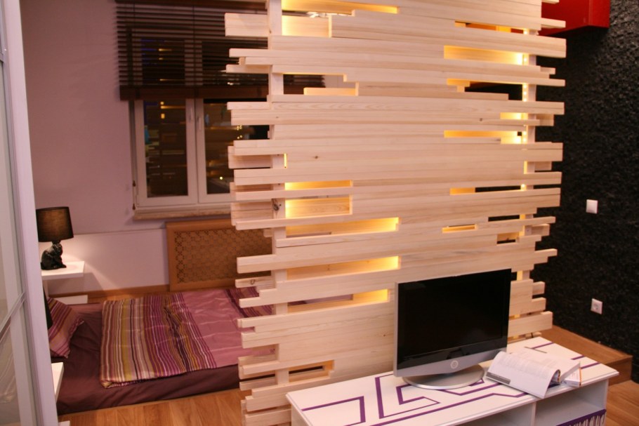 Стенка из деревянных брусков