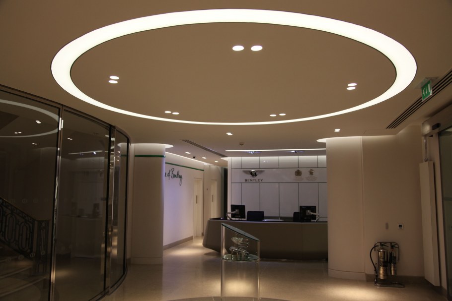 Красивый потолок в коридоре