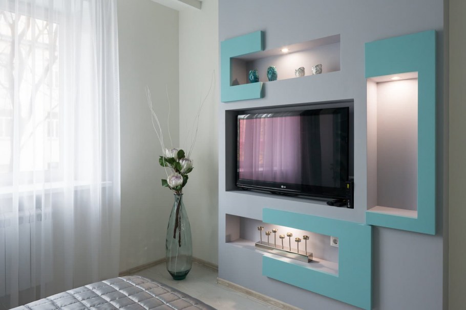 Телевизор на стене в интерьере