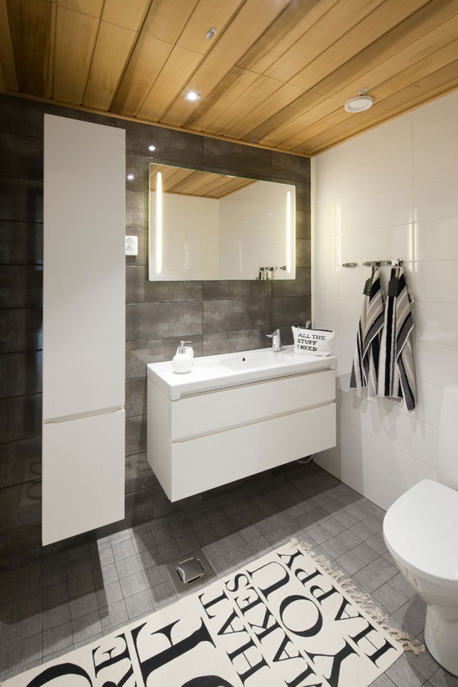 Ванная комната белая с деревом