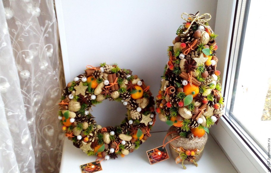 Венок из орехов новогодний