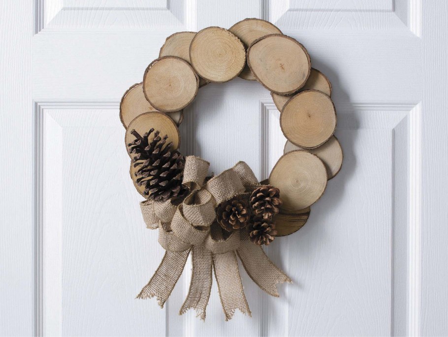 Рождественские венки из спилов дерева