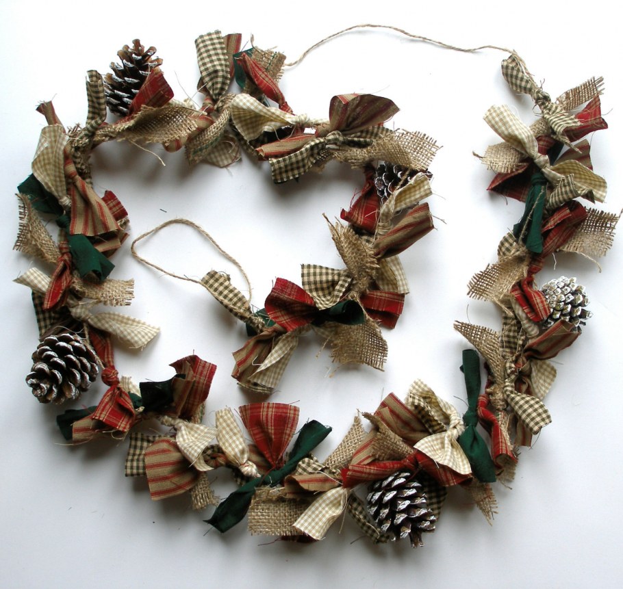 Новогодняя герлянду из шишек