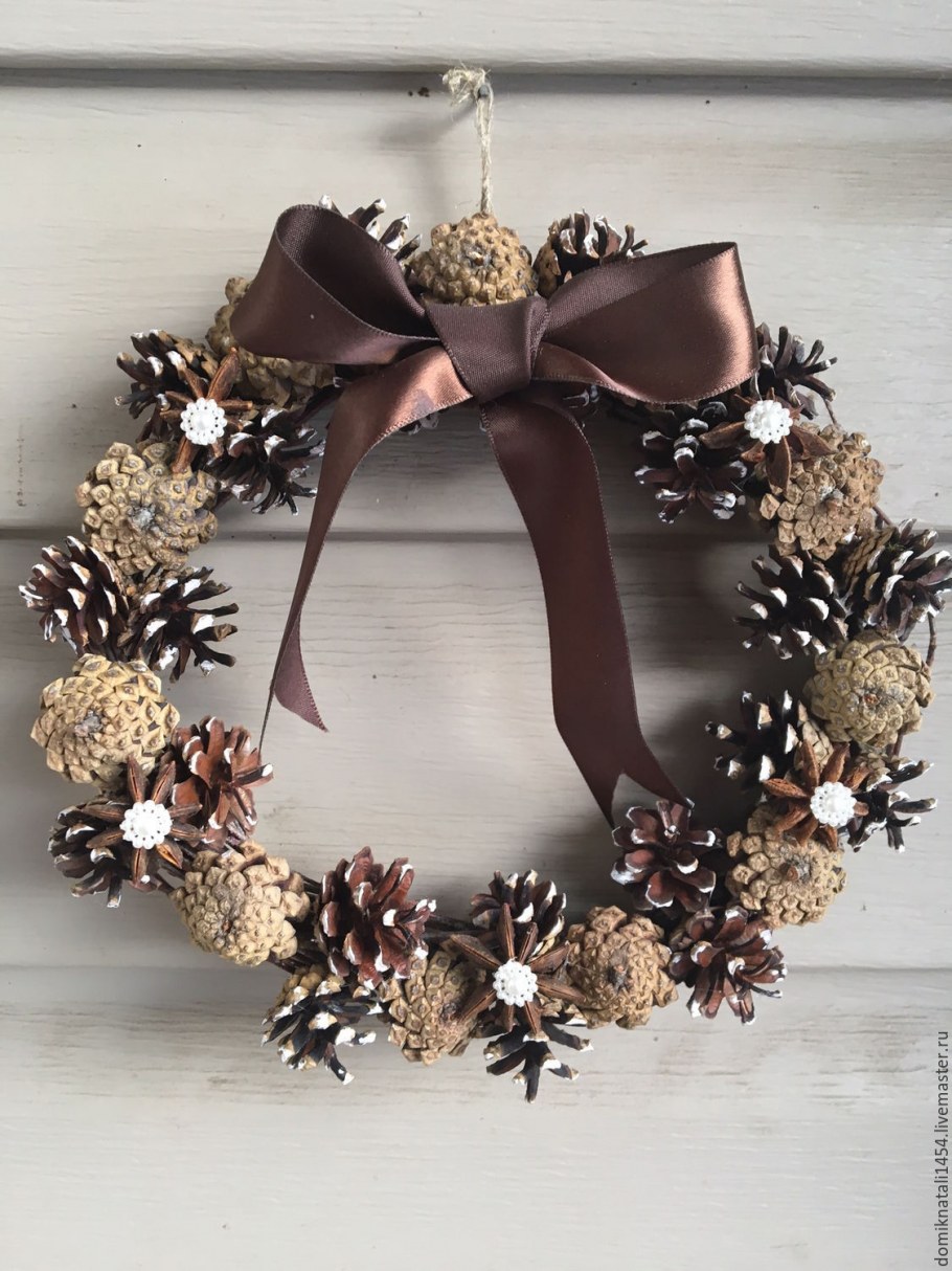 Венок из шишек