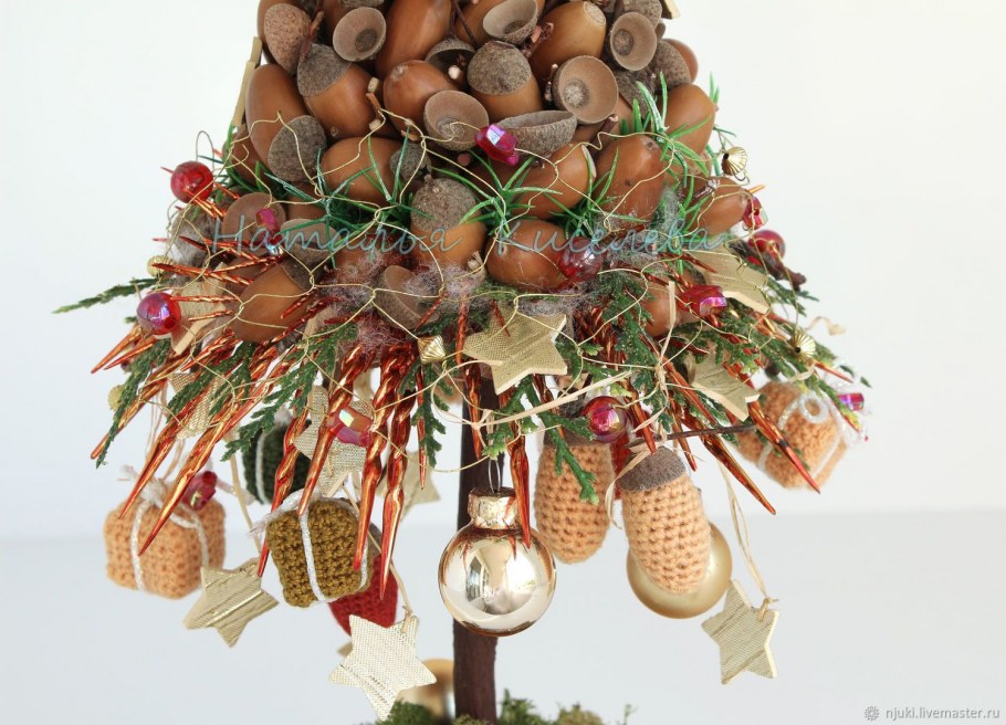Новогодний декор из желудей