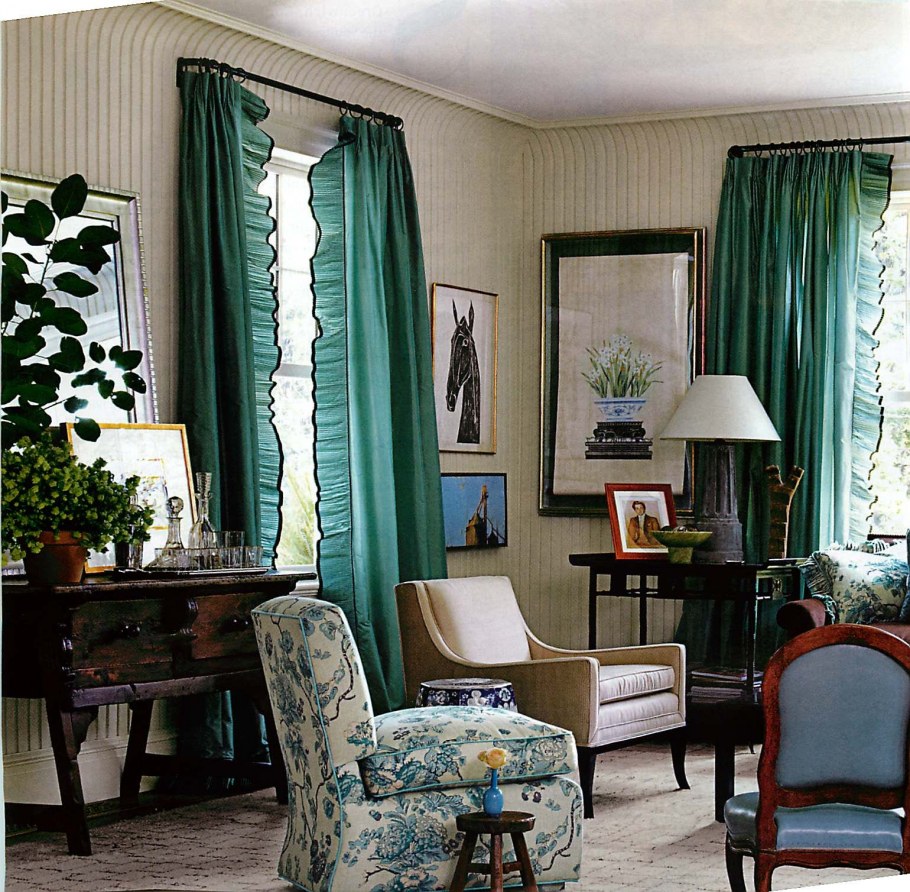 Пестные шторы в интерьере стремные