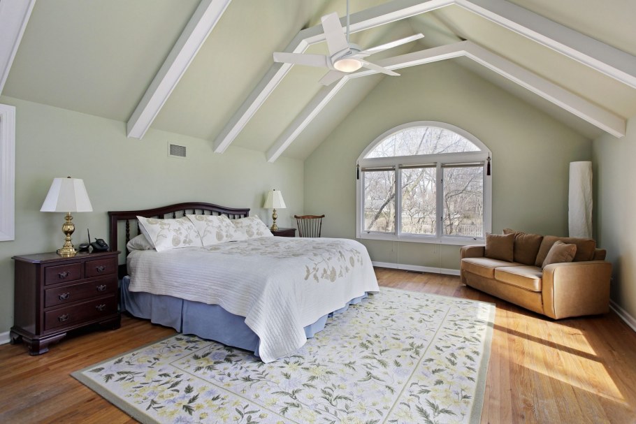 Мансардный потолок с балками