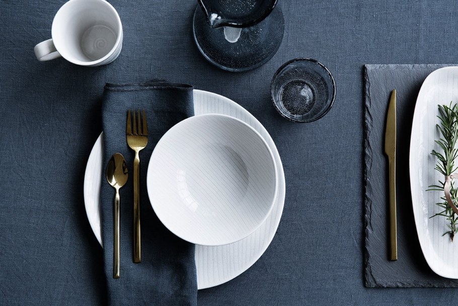 Тарелка на столе