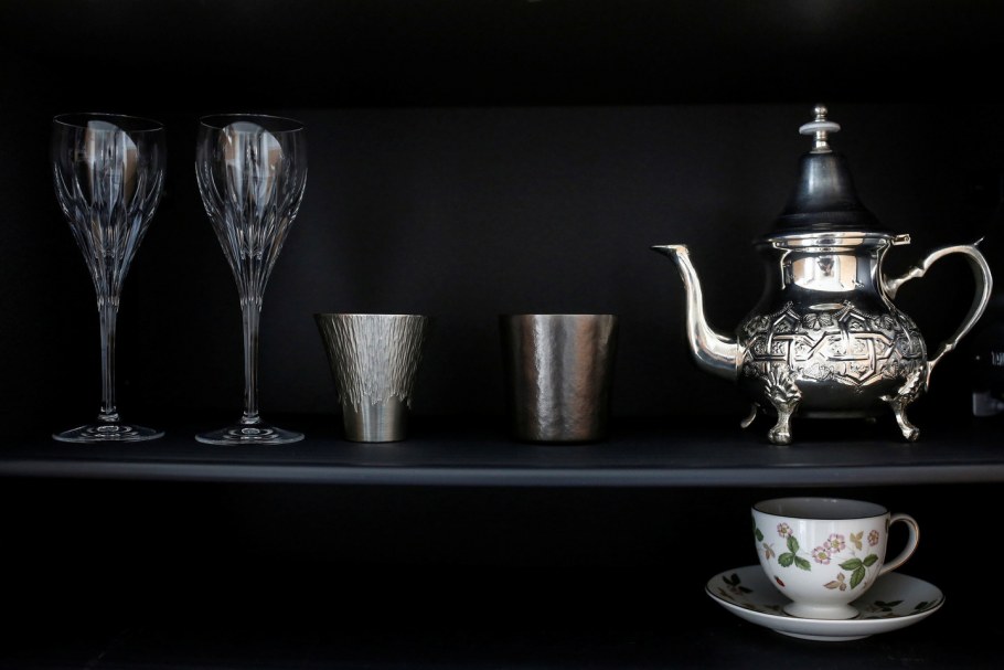 Посуда серая с золотом интерьер Минимализм