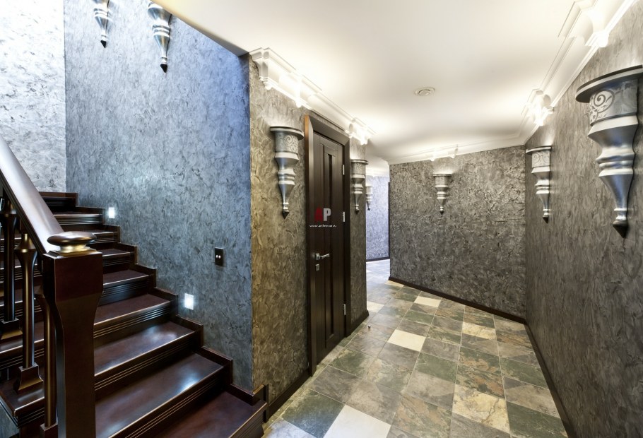 Жидкие обои в коридоре