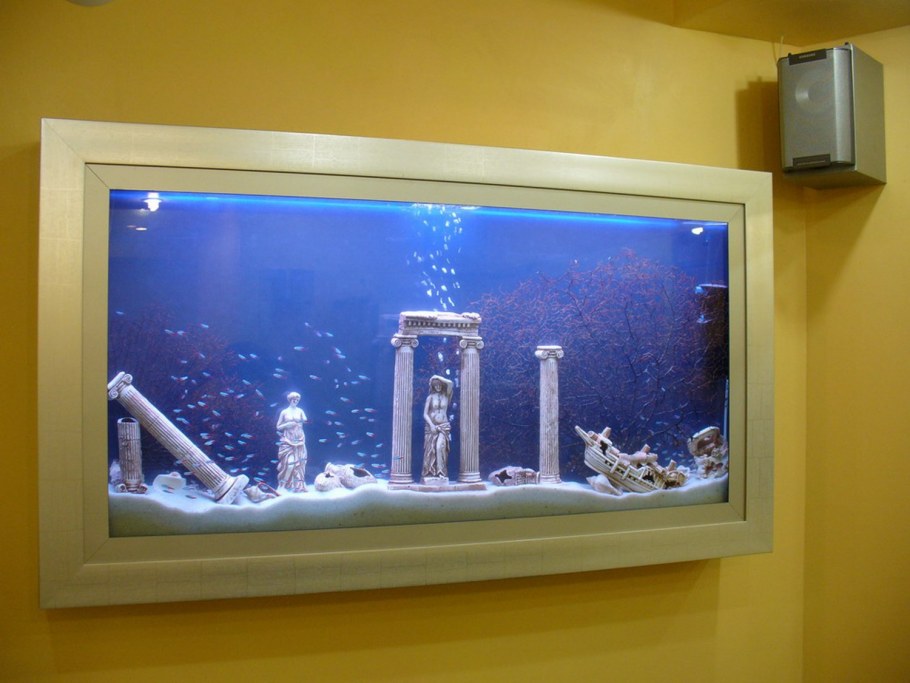 Декор с ракушками в стеклянной вазе