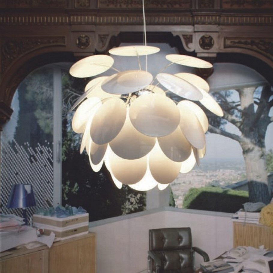 Люстра над роялем