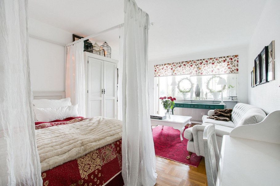 Кровать за шторой