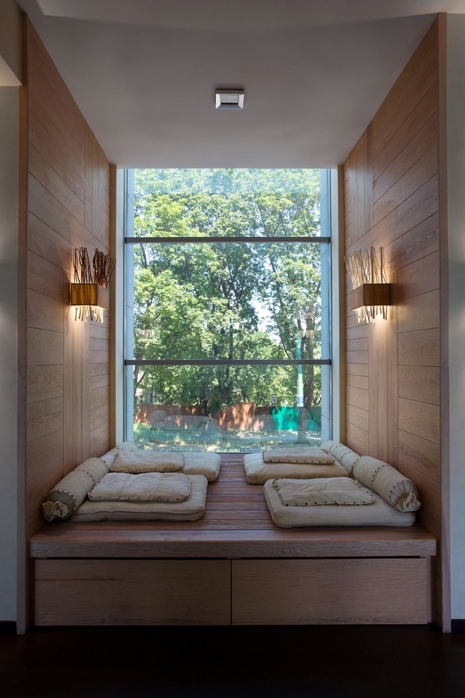 Кровать у окна