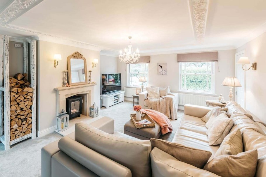 Гостиная с камином шебби Шик