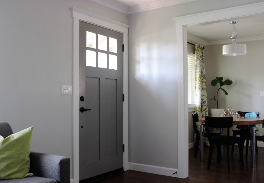 Серая дверь с белыми наличниками