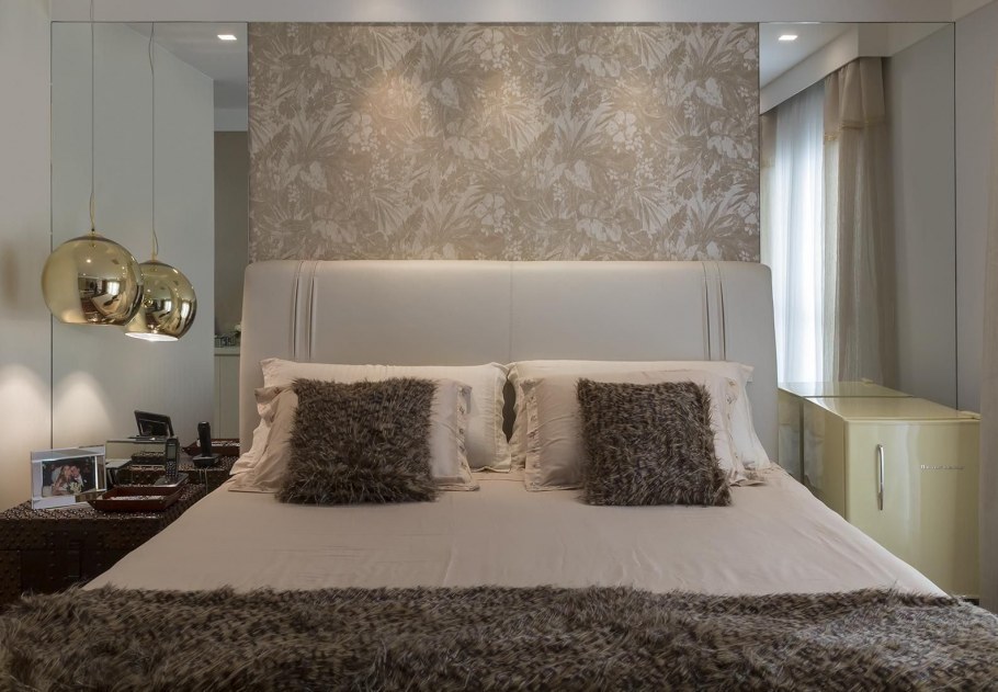 Панно над изголовьем кровати