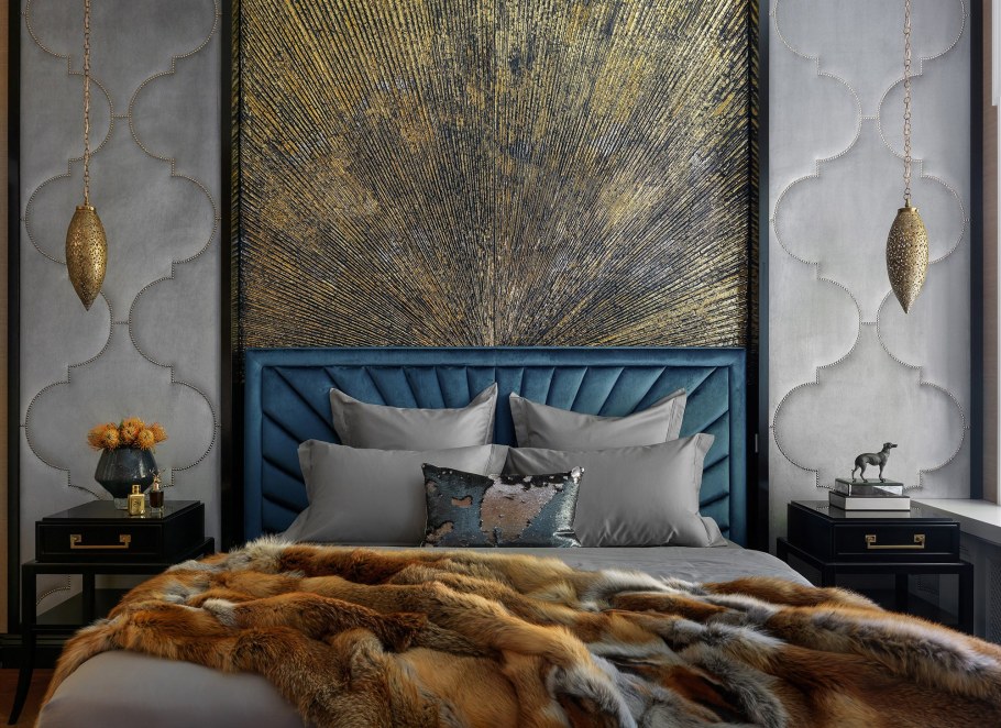 Панно в изголовье кровати