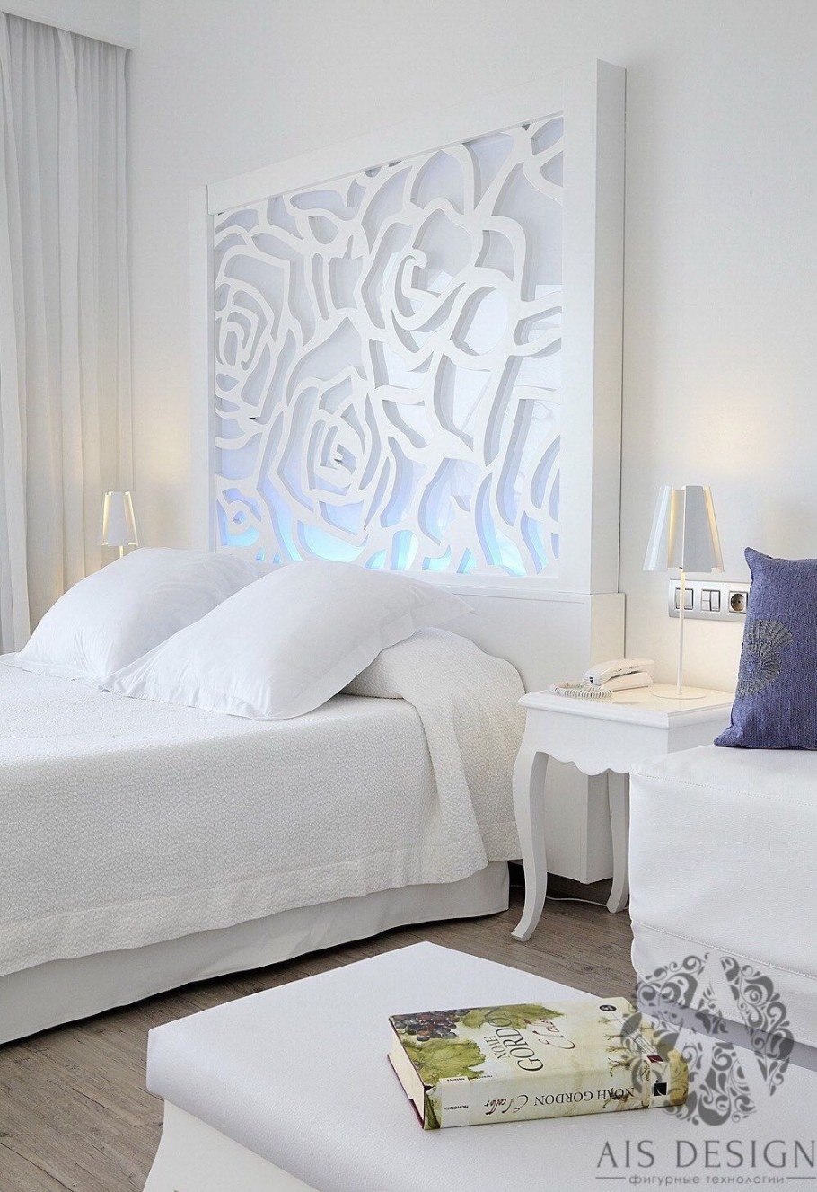 Панно над изголовьем кровати