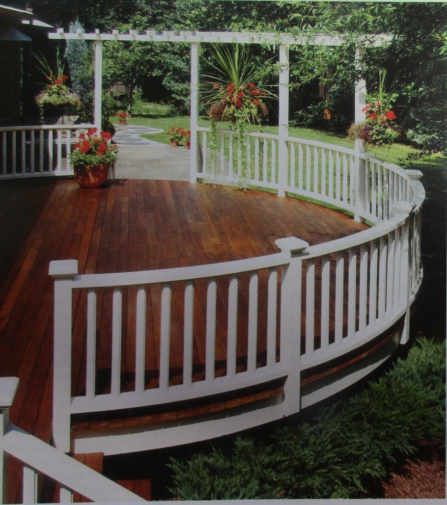 Красивое деревянное крыльцо