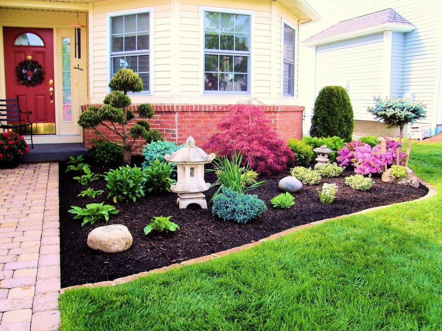 Клумба перед домом