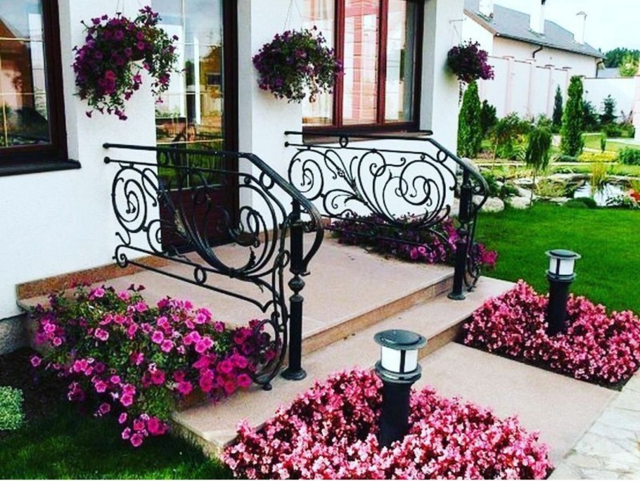 Клумбы во дворе